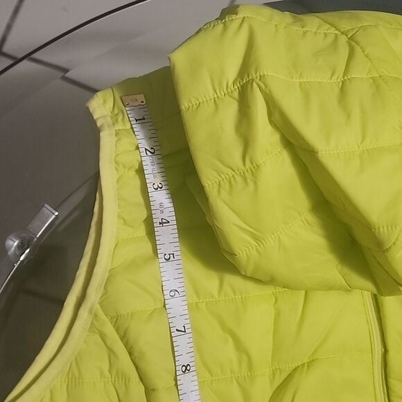 NWT Lime Yellow Light Packable Puffer Vest - Picture 7 of 9
